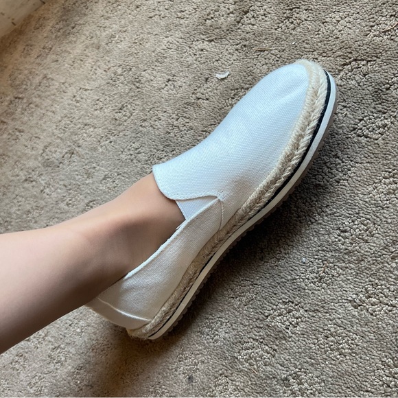 Like New TOMS Womens Palma White Canvas Slip On Espadrille Shoes size 9 - Picture 3 of 5
